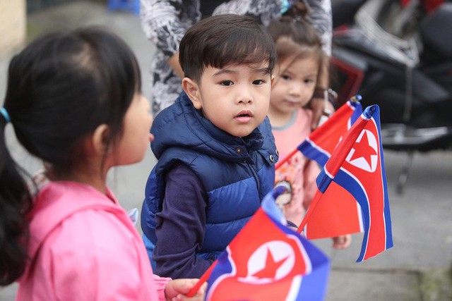  [ẢNH] Người dân Hà Nội nô nức hoan nghênh chuyến thăm của Chủ tịch Triều Tiên Kim Jong-un - Ảnh 7.