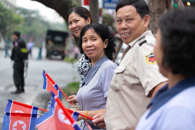  [ẢNH] Người dân Hà Nội nô nức hoan nghênh chuyến thăm của Chủ tịch Triều Tiên Kim Jong-un - Ảnh 8.