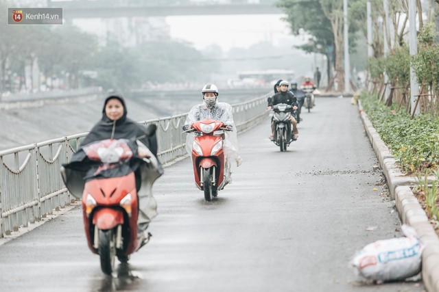 Đường đi bộ ven sông Tô Lịch: Xe máy phi ầm ầm dù có biển cấm, xe đạp vượt 3 hàng rào sắt trong ức chế - Ảnh 2.