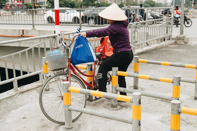 Đường đi bộ ven sông Tô Lịch: Xe máy phi ầm ầm dù có biển cấm, xe đạp vượt 3 hàng rào sắt trong ức chế - Ảnh 15.