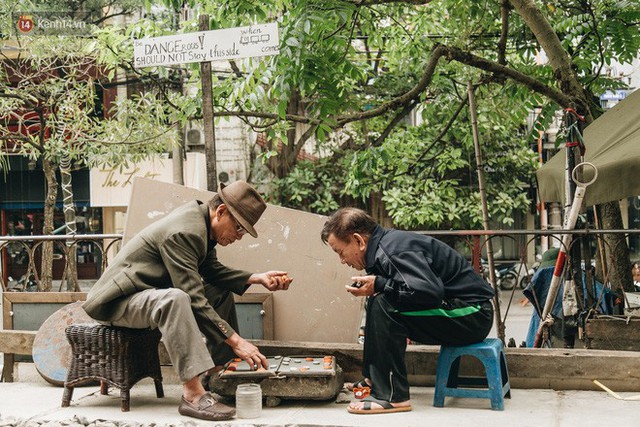 Ảnh, clip: Trải nghiệm cảm giác ngồi uống cà phê, bê bàn ghế chạy ở xóm đường tàu Hà Nội - Ảnh 10.