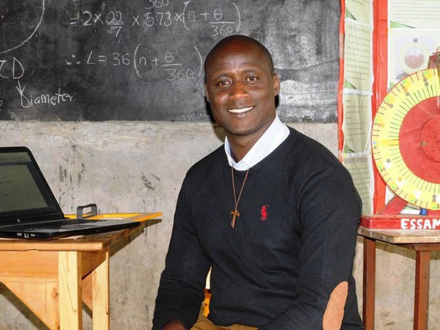 Cống hiến toàn tâm trí và 80% lương cho giáo dục, thầy giáo khoa học Kenya vừa được đền đáp bằng giải thưởng 1 triệu USD - Ảnh 2.