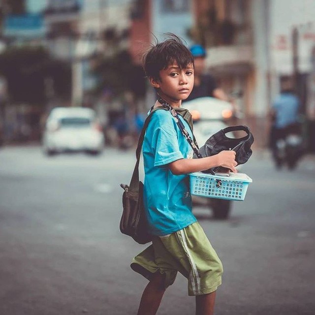 Cậu bé bán vé số lạc quan, 3 hộp xôi đậu giá 10 ngàn và câu chuyện về tính hào sảng của người Sài Gòn - Ảnh 1. Cậu bé bán vé số lạc quan, 3 hộp xôi đậu giá 10 ngàn và câu chuyện về tính hào sảng của người Sài Gòn - Ảnh 1.