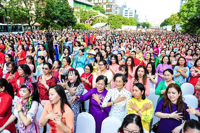 Hàng ngàn người đồng diễn áo dài trên phố đi bộ Nguyễn Huệ - Ảnh 2.