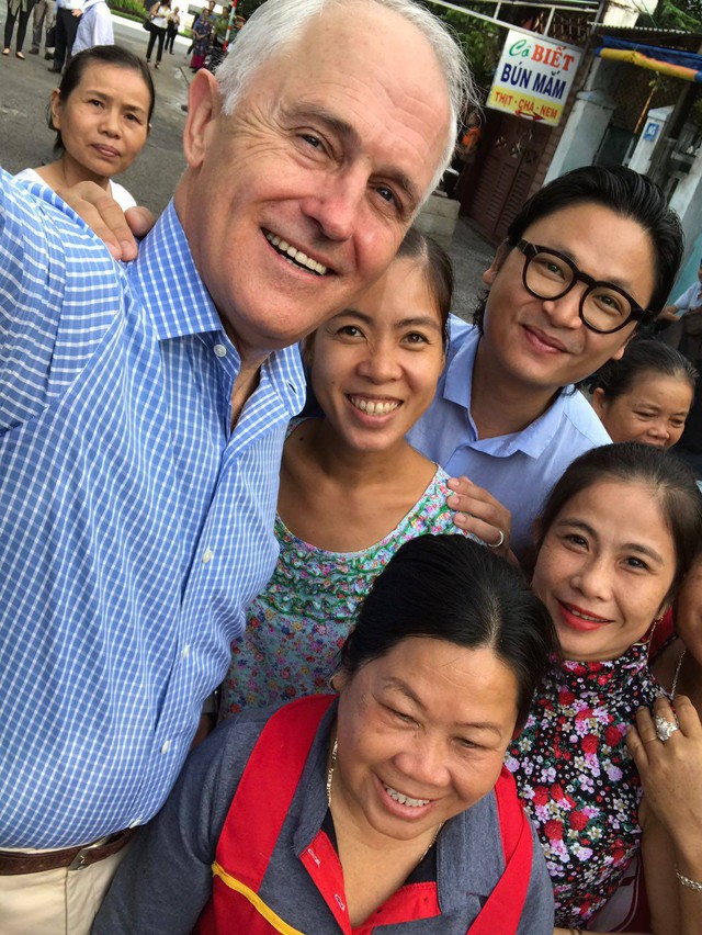 Hình ảnh bình dị của các nguyên thủ quốc gia trong chuyến công du đến Việt Nam: Chơi đàn bầu, ăn bún chả, uống cà phê vỉa hè - Ảnh 5.