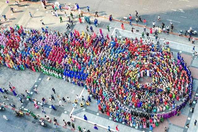 Hàng ngàn người đồng diễn áo dài trên phố đi bộ Nguyễn Huệ - Ảnh 7.