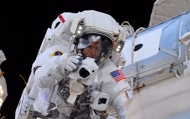 Phi hành gia NASA mang máy ảnh DSLR lên vũ trụ chụp đường đua, kết quả nhìn đẹp như là thơ vậy - Ảnh 2.