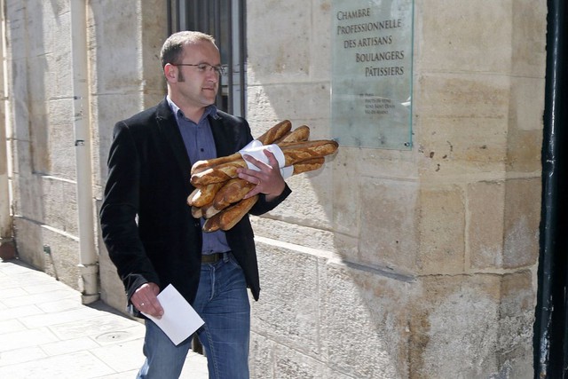 Người Pháp luôn đi bộ với bánh mì kẹp trong nách, nghe buồn cười nhưng phải xem những điều này mới hiểu - Ảnh 1.