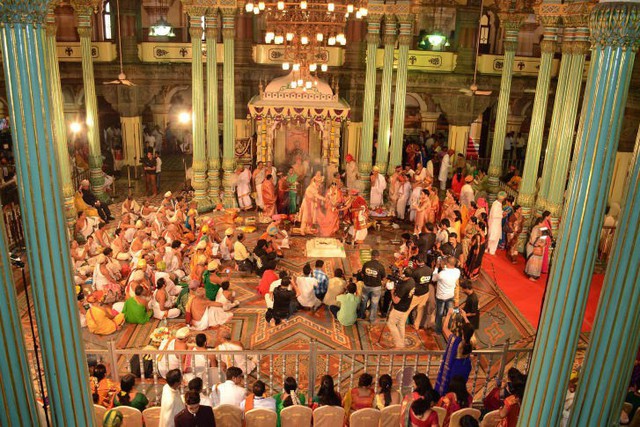 Soi vào những đám cưới dát vàng ở Ấn Độ để thấy sự xa hoa có lí lẽ của nó - Ảnh 6.