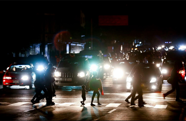  Venezuela ngập chìm trong bóng tối, người dân bàng hoàng: Đêm qua thật đáng sợ - Ảnh 1.