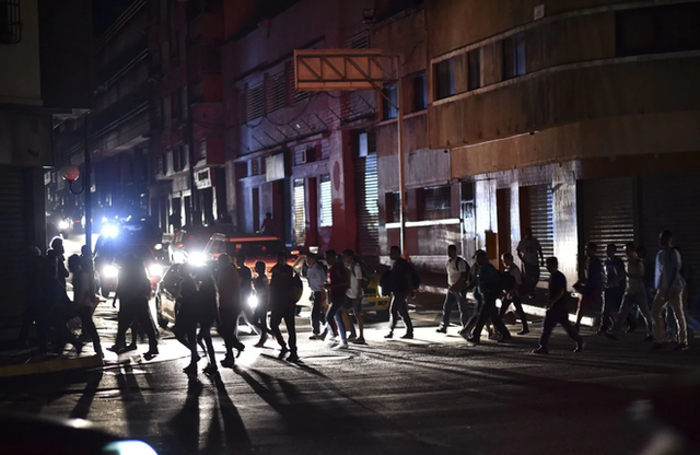  Venezuela ngập chìm trong bóng tối, người dân bàng hoàng: Đêm qua thật đáng sợ - Ảnh 4.
