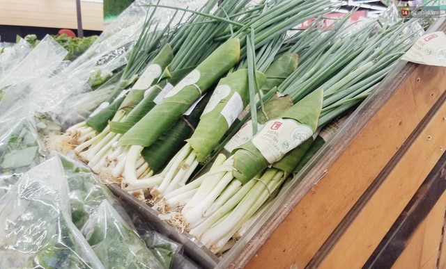 Một siêu thị lớn ở Sài Gòn đã dùng lá chuối bọc thực phẩm, khách hàng nhìn mà ưng con mắt! - Ảnh 1.