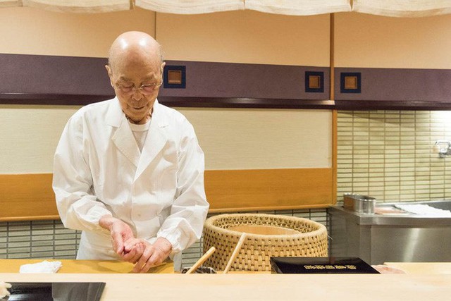 Có những nhà hàng sushi ít chỗ ngồi nhất thế giới, khiến thực khách phải chiến nhau khốc liệt hòng giành một suất - Ảnh 1.