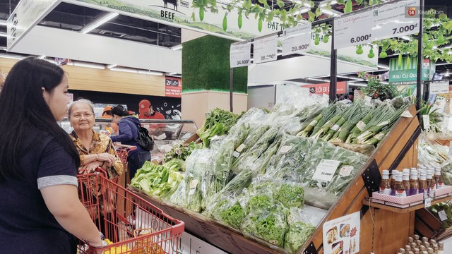 Một siêu thị lớn ở Sài Gòn đã dùng lá chuối bọc thực phẩm, khách hàng nhìn mà ưng con mắt! - Ảnh 3.
