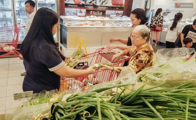 Một siêu thị lớn ở Sài Gòn đã dùng lá chuối bọc thực phẩm, khách hàng nhìn mà ưng con mắt! - Ảnh 7.