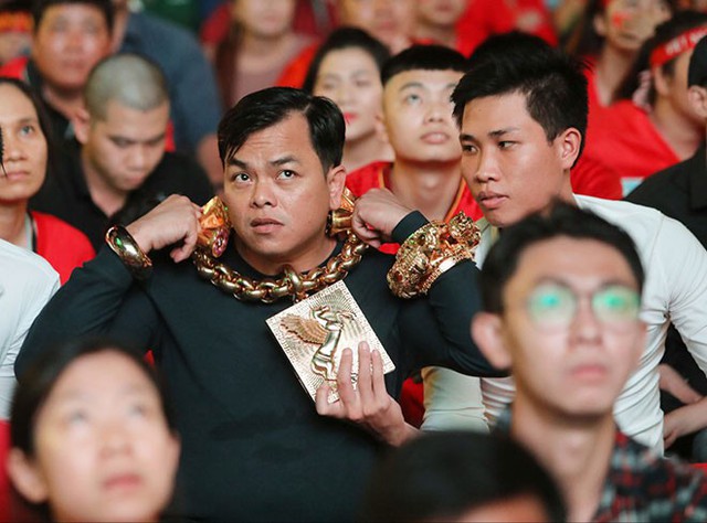 Những cuộc chơi lớn của Phúc XO – người đeo nhiều vàng nhất Việt Nam vừa bị công an bắt: Cõng 13 kg đi cổ vũ bóng đá, đội mũ vàng đính kim cương… - Ảnh 1.