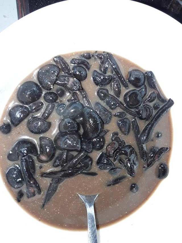  Chiêu câu view có 1 không 2: Khoe ăn cả nồi nấm độc, nếu ngộ độc sẽ giải bằng tương tamari - Ảnh 2.