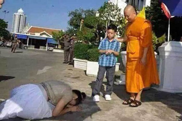 Góc khuất cung điện hoàng gia: Sự thật nghẹn ngào đằng sau bức hình Hoàng tử nhỏ Thái Lan quỳ lạy mẹ trên manh chiếu nhỏ được lan truyền trên mạng xã hội - Ảnh 4.