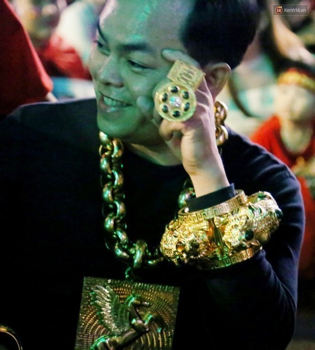 Những cuộc chơi lớn của Phúc XO – người đeo nhiều vàng nhất Việt Nam vừa bị công an bắt: Cõng 13 kg đi cổ vũ bóng đá, đội mũ vàng đính kim cương… - Ảnh 3.