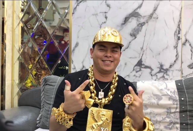 Những cuộc chơi lớn của Phúc XO – người đeo nhiều vàng nhất Việt Nam vừa bị công an bắt: Cõng 13 kg đi cổ vũ bóng đá, đội mũ vàng đính kim cương… - Ảnh 2.