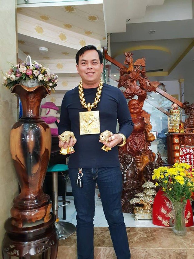 Những cuộc chơi lớn của Phúc XO – người đeo nhiều vàng nhất Việt Nam vừa bị công an bắt: Cõng 13 kg đi cổ vũ bóng đá, đội mũ vàng đính kim cương… - Ảnh 5.