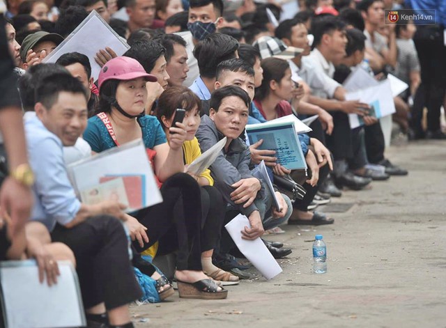 Chùm ảnh: Hàng nghìn người dân chen lấn, vật vờ chờ lấy số thứ tự xin visa 5 năm của Hàn Quốc - Ảnh 13.
