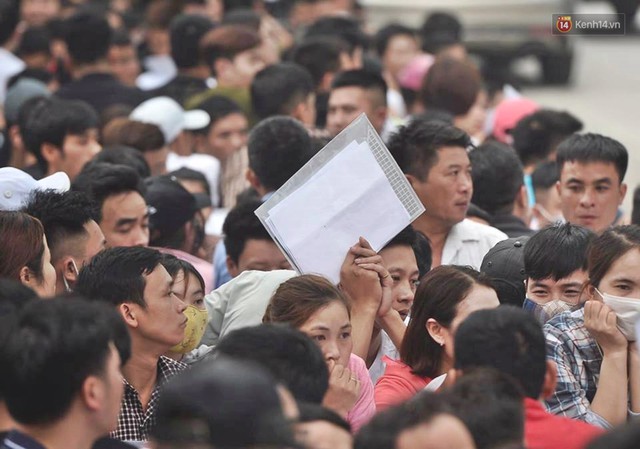 Chùm ảnh: Hàng nghìn người dân chen lấn, vật vờ chờ lấy số thứ tự xin visa 5 năm của Hàn Quốc - Ảnh 17.
