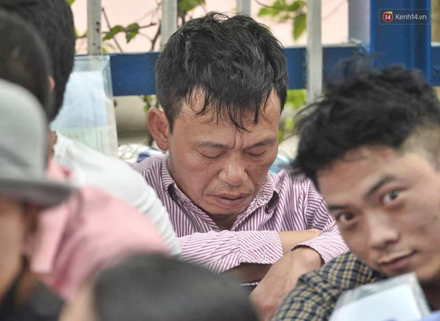 Chùm ảnh: Hàng nghìn người dân chen lấn, vật vờ chờ lấy số thứ tự xin visa 5 năm của Hàn Quốc - Ảnh 20.