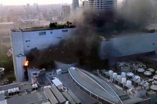  Cháy kinh hoàng ở trung tâm thương mại Bangkok, nhiều nạn nhân nhảy xuống từ tầng cao - Ảnh 4.