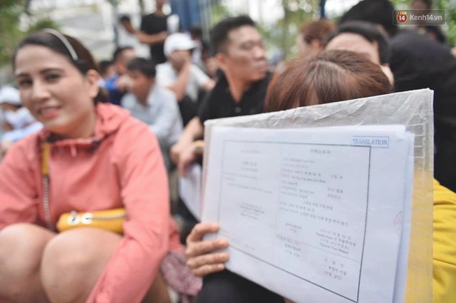 Chùm ảnh: Hàng nghìn người dân chen lấn, vật vờ chờ lấy số thứ tự xin visa 5 năm của Hàn Quốc - Ảnh 3.