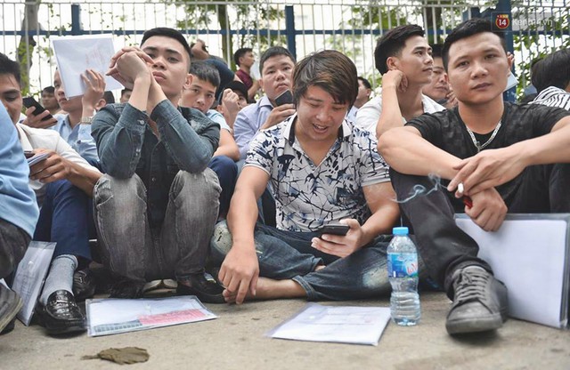 Chùm ảnh: Hàng nghìn người dân chen lấn, vật vờ chờ lấy số thứ tự xin visa 5 năm của Hàn Quốc - Ảnh 5.
