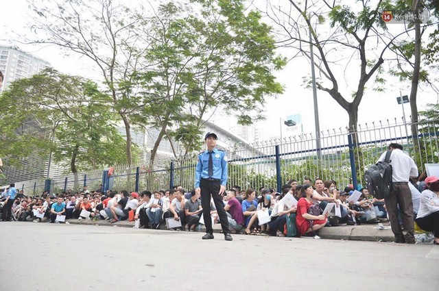 Chùm ảnh: Hàng nghìn người dân chen lấn, vật vờ chờ lấy số thứ tự xin visa 5 năm của Hàn Quốc - Ảnh 7.