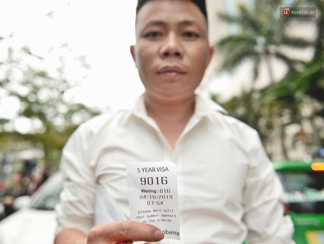 Chùm ảnh: Hàng nghìn người dân chen lấn, vật vờ chờ lấy số thứ tự xin visa 5 năm của Hàn Quốc - Ảnh 9.