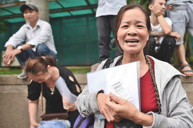 Chùm ảnh: Hàng nghìn người dân chen lấn, vật vờ chờ lấy số thứ tự xin visa 5 năm của Hàn Quốc - Ảnh 10.