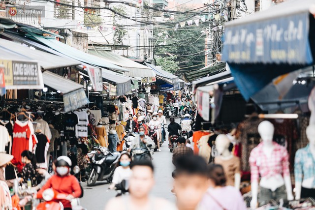 Ở Hà Nội, có góc phố hàng nghìn chân dài đứng ngay ngắn, nghiêm túc nhưng đôi khi khiến người ta hết hồn - Ảnh 2.