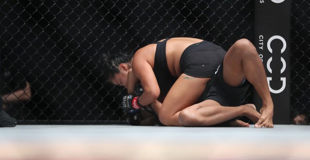 Nữ võ sĩ gốc Việt Bi Nguyễn bật khóc, hô vang Việt Nam sau khi giành chiến thắng lịch sử tại giải MMA lớn nhất châu Á - Ảnh 1.