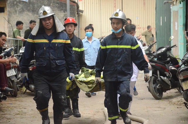 Đã tìm thấy 7 thi thể trong vụ cháy kinh hoàng khiến 8 người chết và mất tích ở Hà Nội - Ảnh 14.