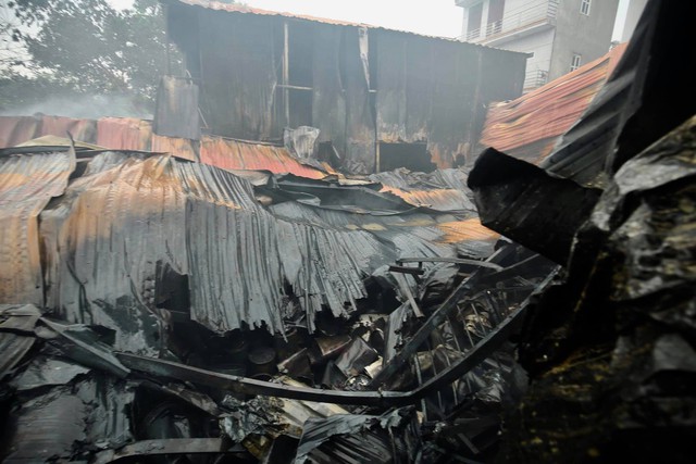 Đã tìm thấy 7 thi thể trong vụ cháy kinh hoàng khiến 8 người chết và mất tích ở Hà Nội - Ảnh 9.