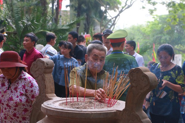  Hàng vạn du khách đổ về Đền Hùng trước ngày giỗ tổ  - Ảnh 11.