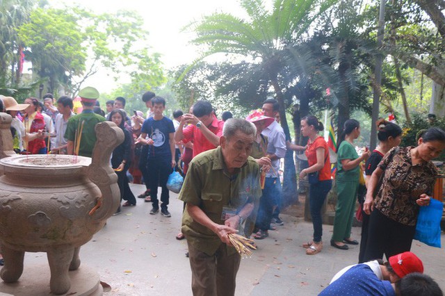  Hàng vạn du khách đổ về Đền Hùng trước ngày giỗ tổ  - Ảnh 12.