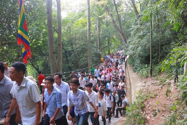  Hàng vạn du khách đổ về Đền Hùng trước ngày giỗ tổ  - Ảnh 14.