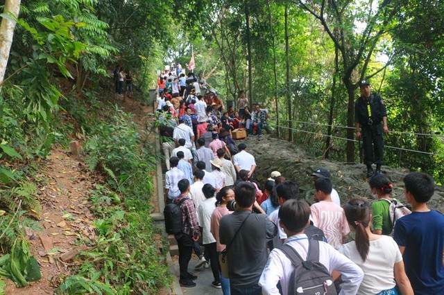  Hàng vạn du khách đổ về Đền Hùng trước ngày giỗ tổ  - Ảnh 15.