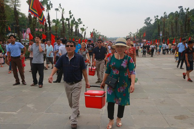  Hàng vạn du khách đổ về Đền Hùng trước ngày giỗ tổ  - Ảnh 18.