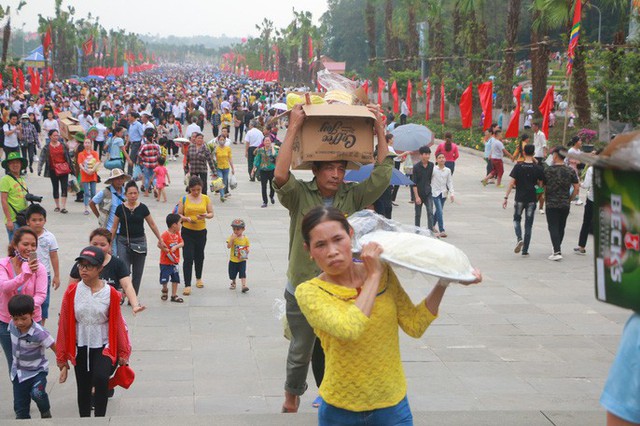  Hàng vạn du khách đổ về Đền Hùng trước ngày giỗ tổ  - Ảnh 19.