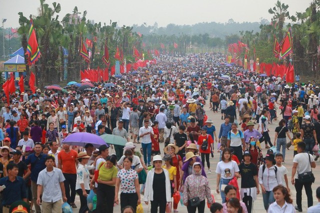  Hàng vạn du khách đổ về Đền Hùng trước ngày giỗ tổ  - Ảnh 3.