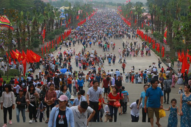  Hàng vạn du khách đổ về Đền Hùng trước ngày giỗ tổ  - Ảnh 5.