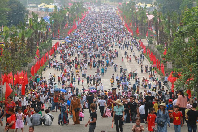  Hàng vạn du khách đổ về Đền Hùng trước ngày giỗ tổ  - Ảnh 6.