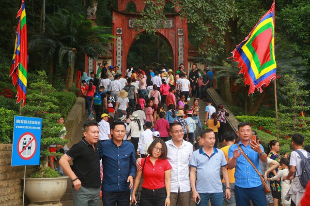  Hàng vạn du khách đổ về Đền Hùng trước ngày giỗ tổ  - Ảnh 7.