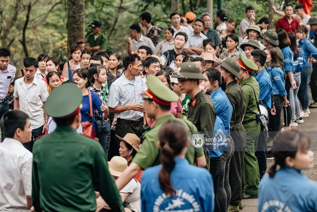 Chùm ảnh: Em nhỏ hoảng sợ khóc thét, được người nhà lôi kéo chen chúc giữa biển người tiến vào đền Hùng - Ảnh 4.