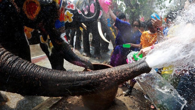 Songkran 2019: Bangkok bùng nổ với các màn té nước vui hết nấc, người dân Yangon lại té xà phòng độc đáo - Ảnh 2.